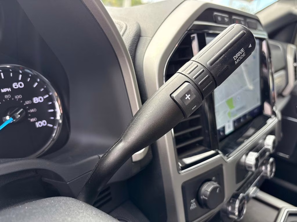 2022 White Metallic Ford Super Duty F-250 SRW Lariat 4X4 Truck