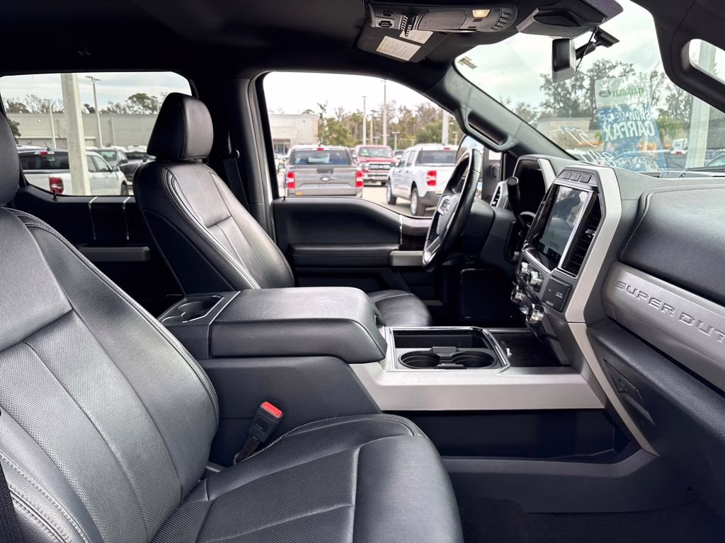 2022 White Metallic Ford Super Duty F-250 SRW Lariat 4X4 Truck