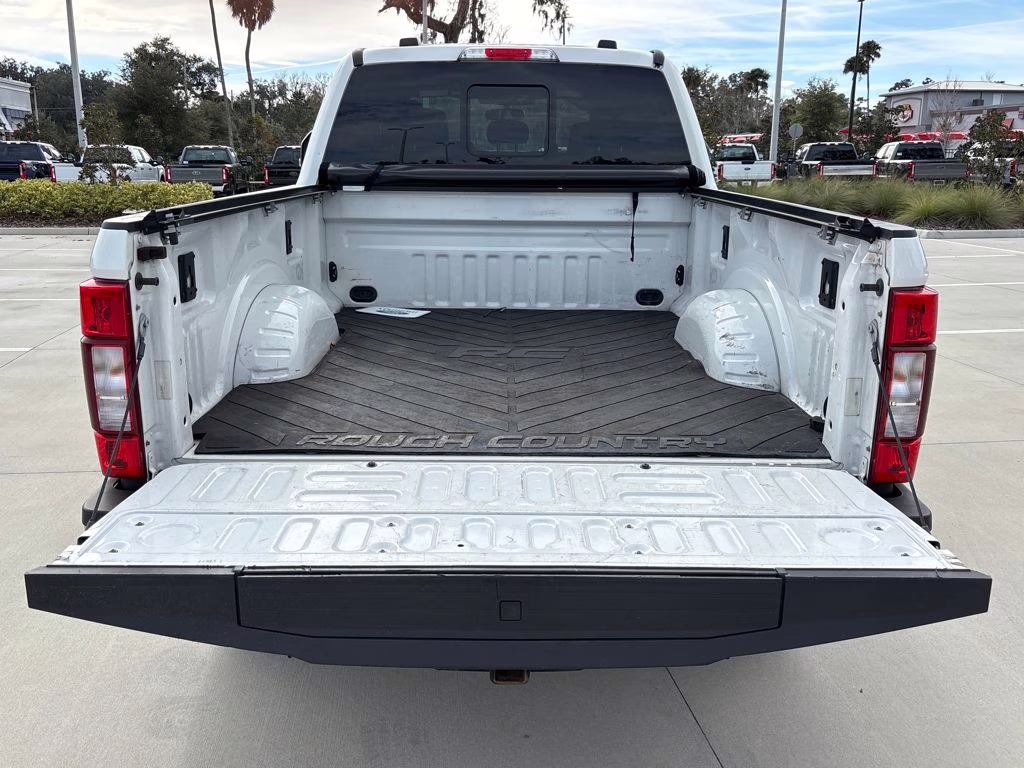 2022 White Metallic Ford Super Duty F-250 SRW Lariat 4X4 Truck