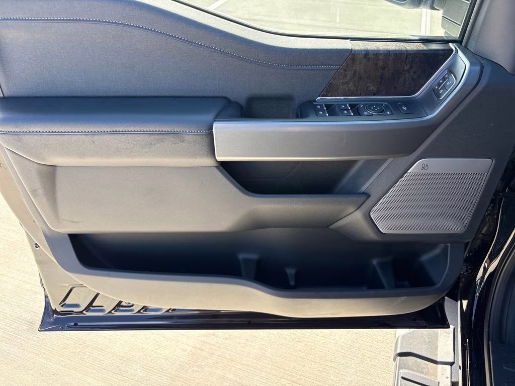 2025 Black Metallic Ford Super Duty F-250 SRW Lariat 4X4 Truck