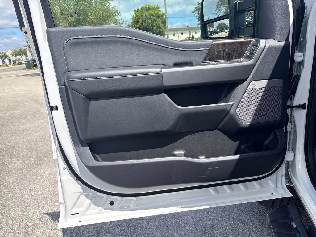 2026 White Metallic Ford Super Duty F-250 SRW Lariat 4X4 Truck