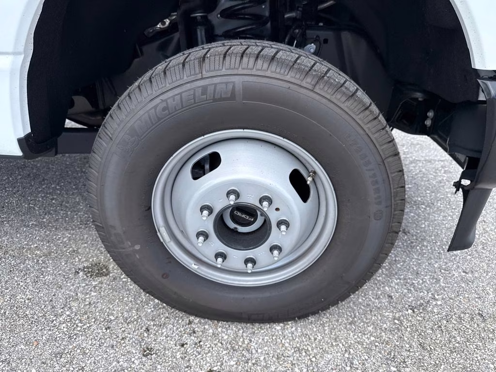 2025 Oxford White Ford Super Duty F-350 DRW XL 4X4 Chassis