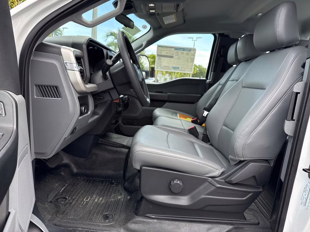 2025 Oxford White Ford Super Duty F-350 DRW XL 4X4 Chassis