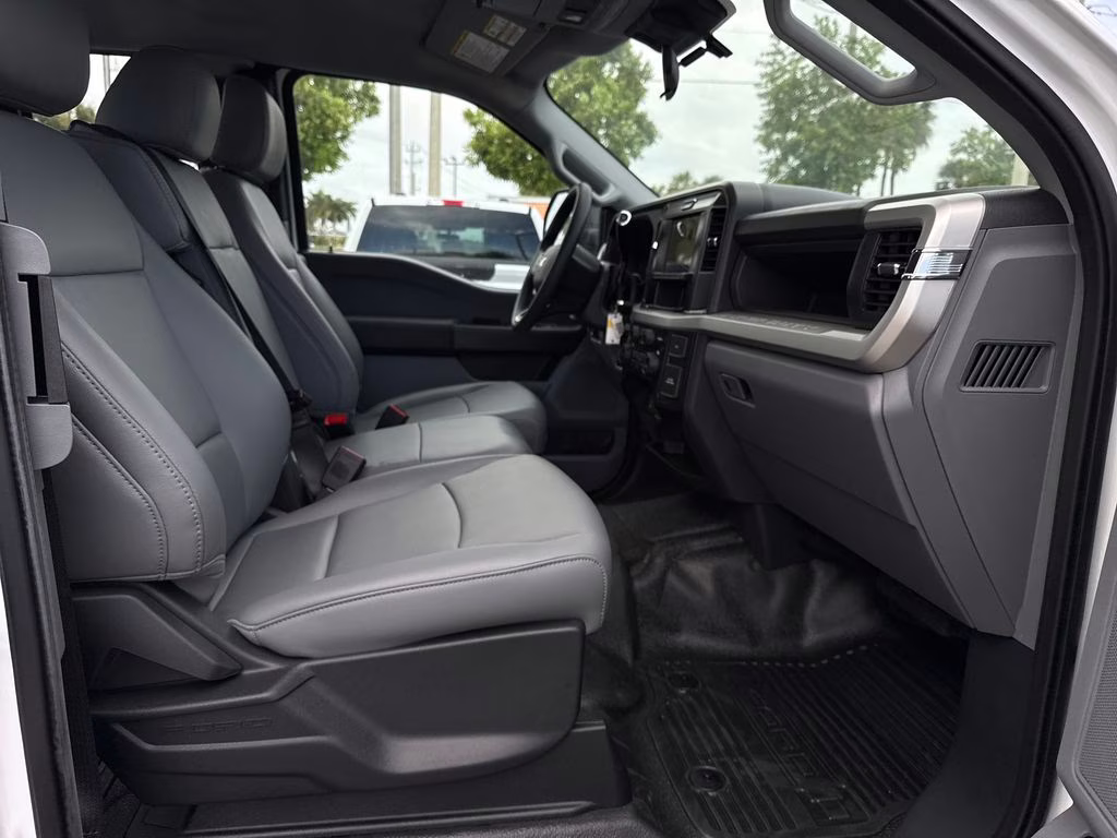 2025 Oxford White Ford Super Duty F-350 DRW XL 4X4 Chassis