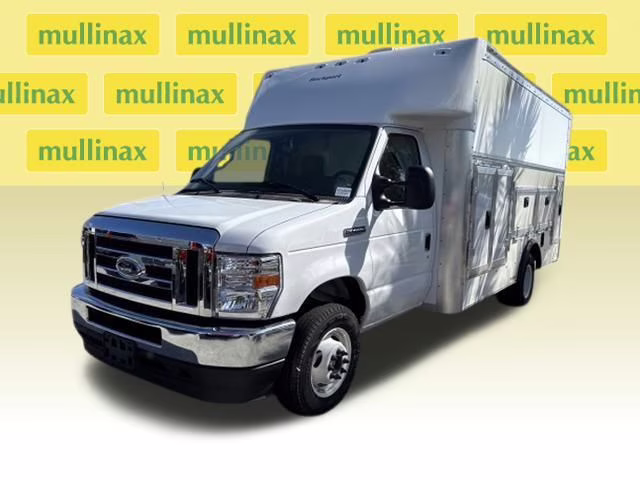 2025 Oxford White Ford E-450SD Base RWD Truck