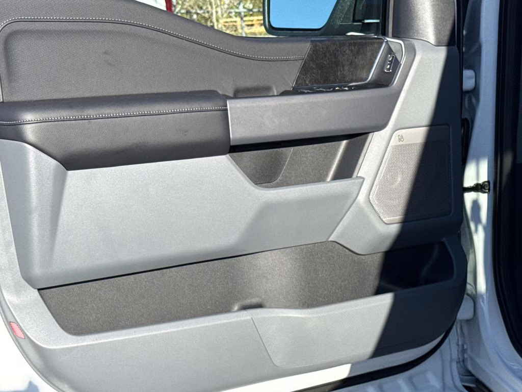 2025 Oxford White Ford F-150 Lightning Flash AWD Truck