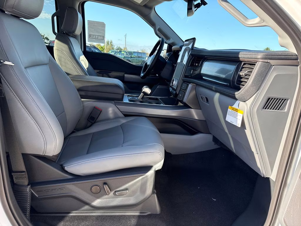 2025 Oxford White Ford F-150 Lightning Flash AWD Truck