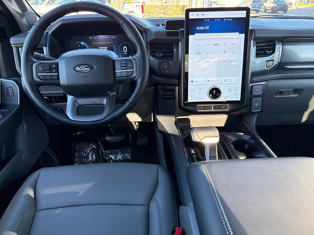 2025 Oxford White Ford F-150 Lightning Flash AWD Truck