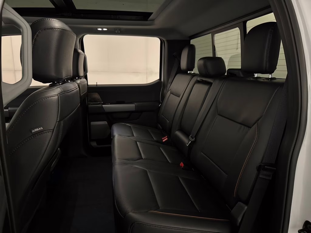 2026 Oxford White Ford Super Duty F-250 SRW Lariat 4X4 Truck