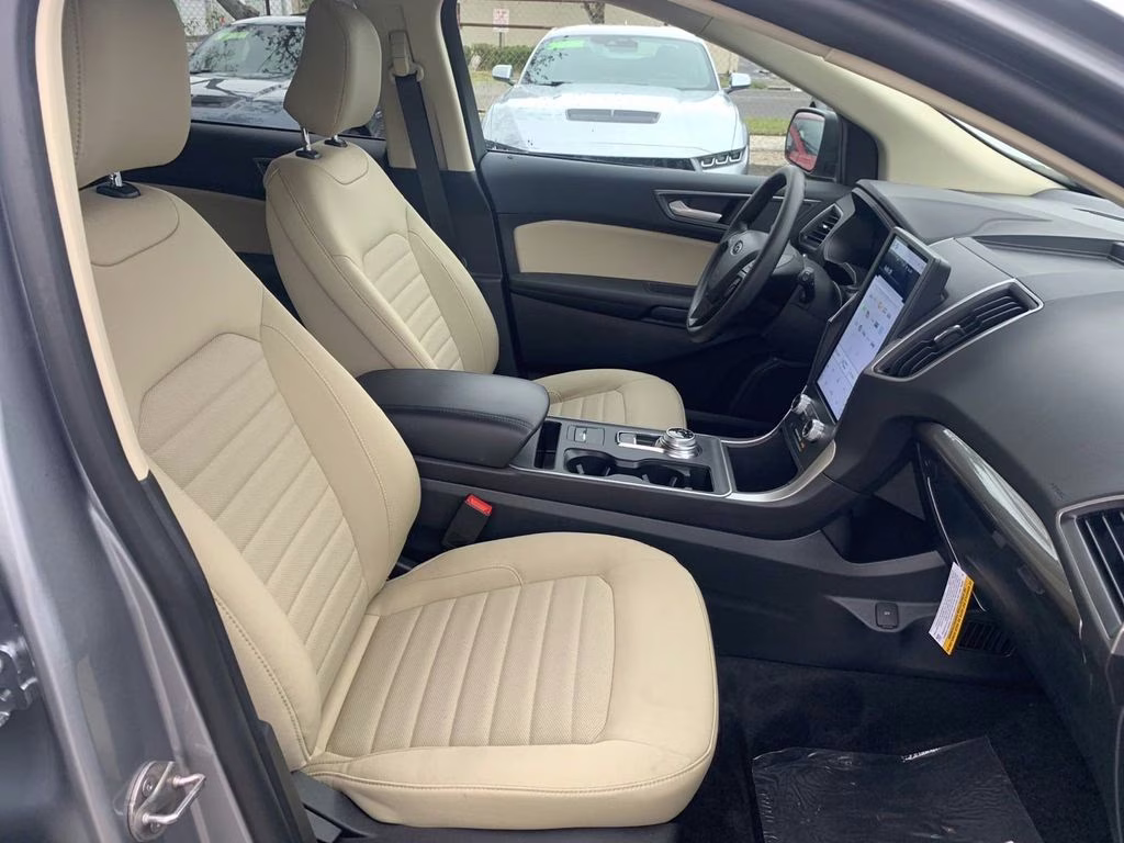 2024 Silver Metallic Ford Edge SE AWD SUV