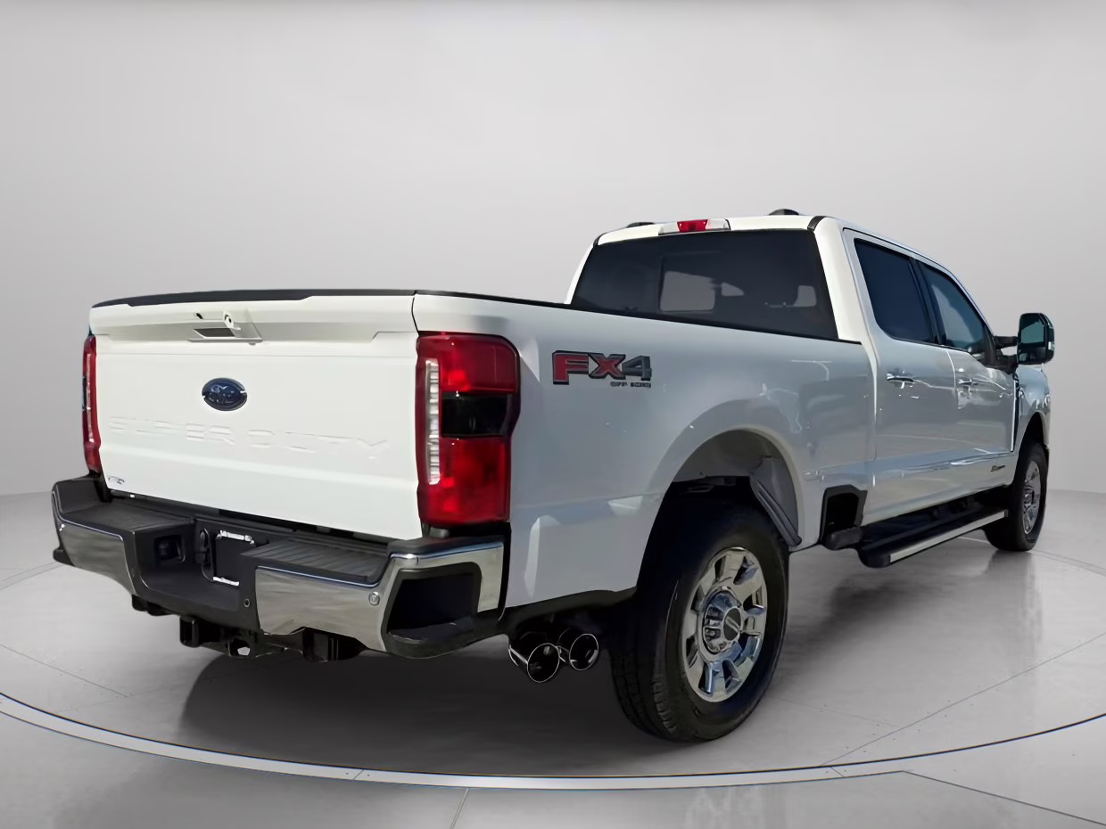 2026 Star White Metallic Tri-Coat Ford Super Duty F-250 SRW LARIAT Crew Cab Pickup 4X4 Truck