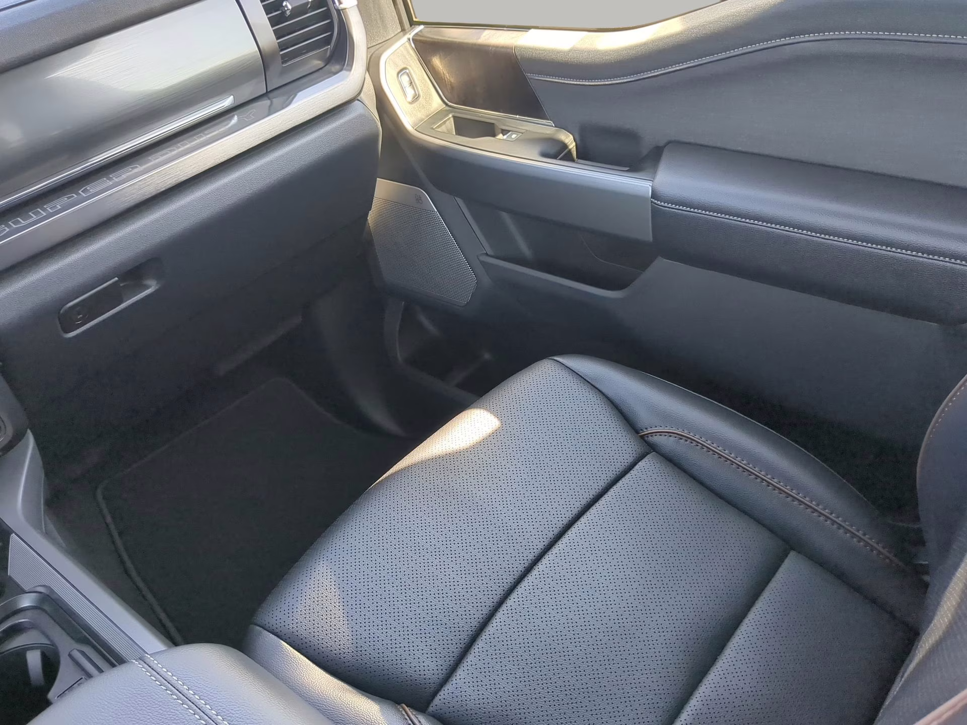 2026 Star White Metallic Tri-Coat Ford Super Duty F-250 SRW LARIAT Crew Cab Pickup 4X4 Truck