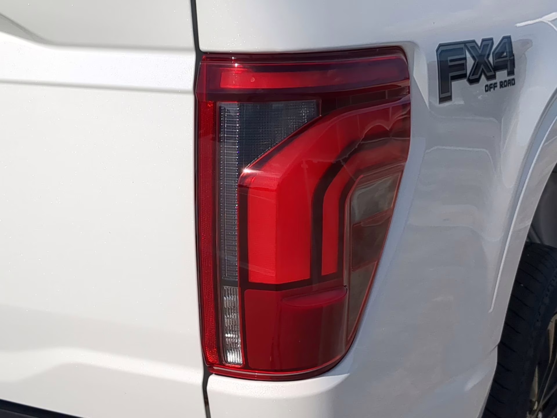 2026 Star White Metallic Tri-Coat Ford F-150 LARIAT Crew Cab Pickup 4X4 Truck