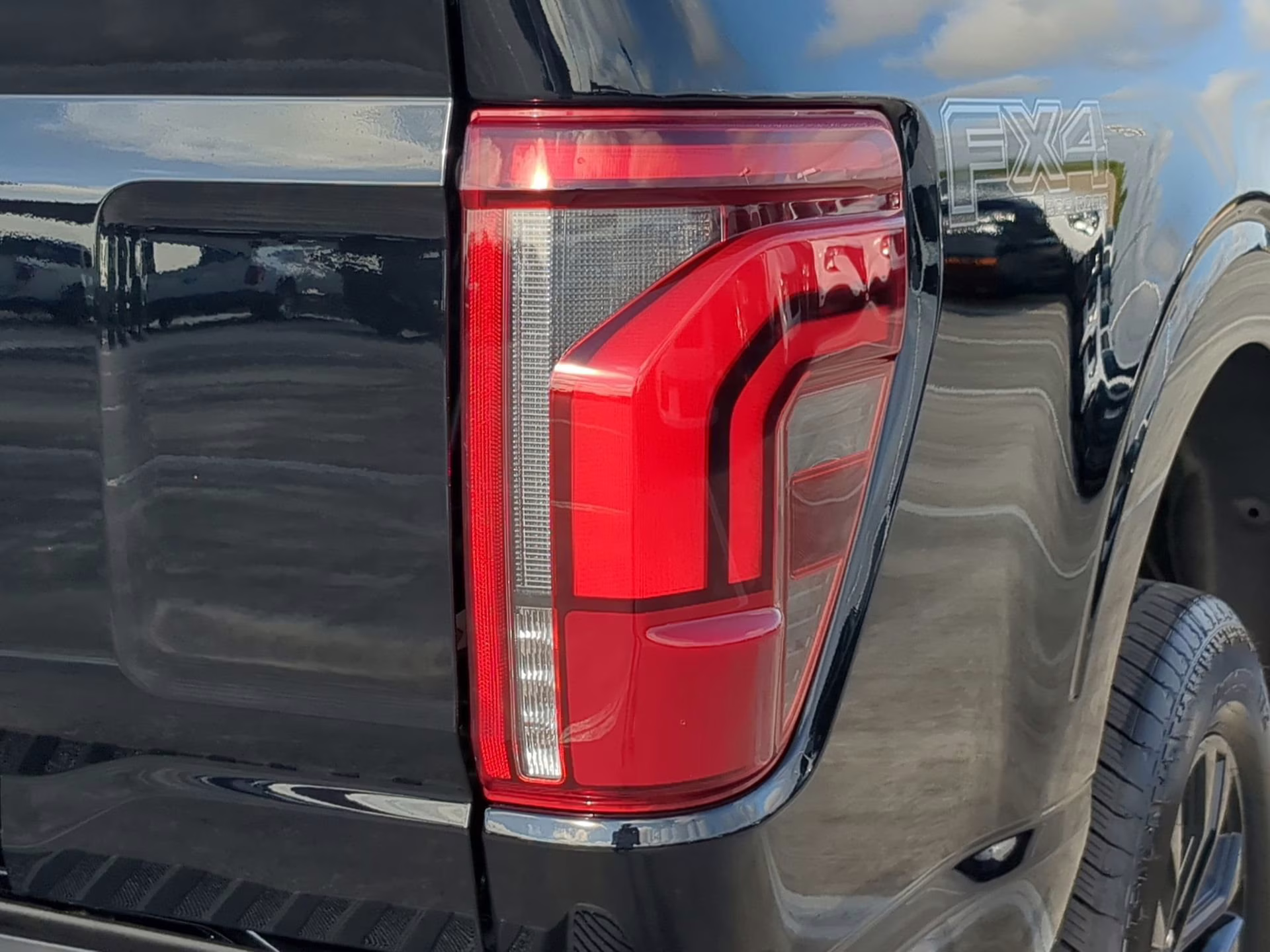 2026 Agate Black Metallic Ford F-150 LARIAT Crew Cab Pickup 4X4 Truck