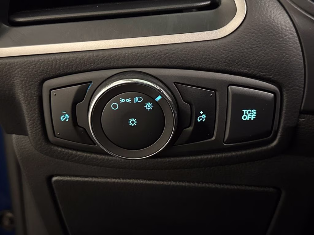 2024 Atlas Blue Metallic Ford Edge SE AWD SUV