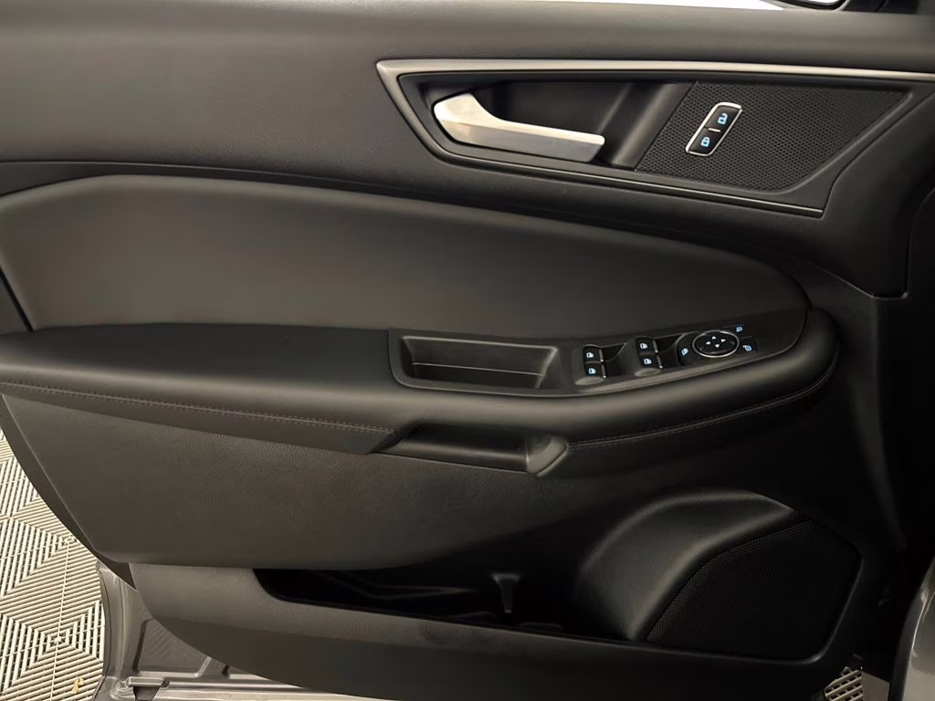 2024 Gray Metallic Ford Edge SE AWD SUV