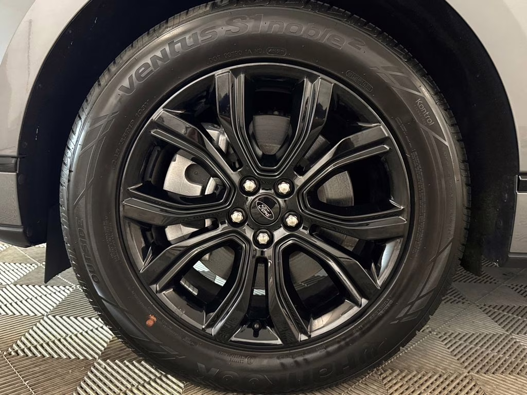 2024 Gray Metallic Ford Edge SE AWD SUV