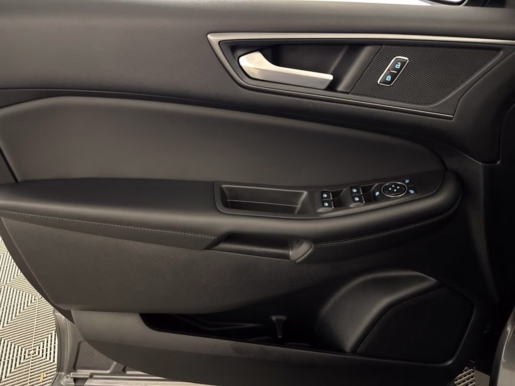 2024 Gray Metallic Ford Edge SE AWD SUV
