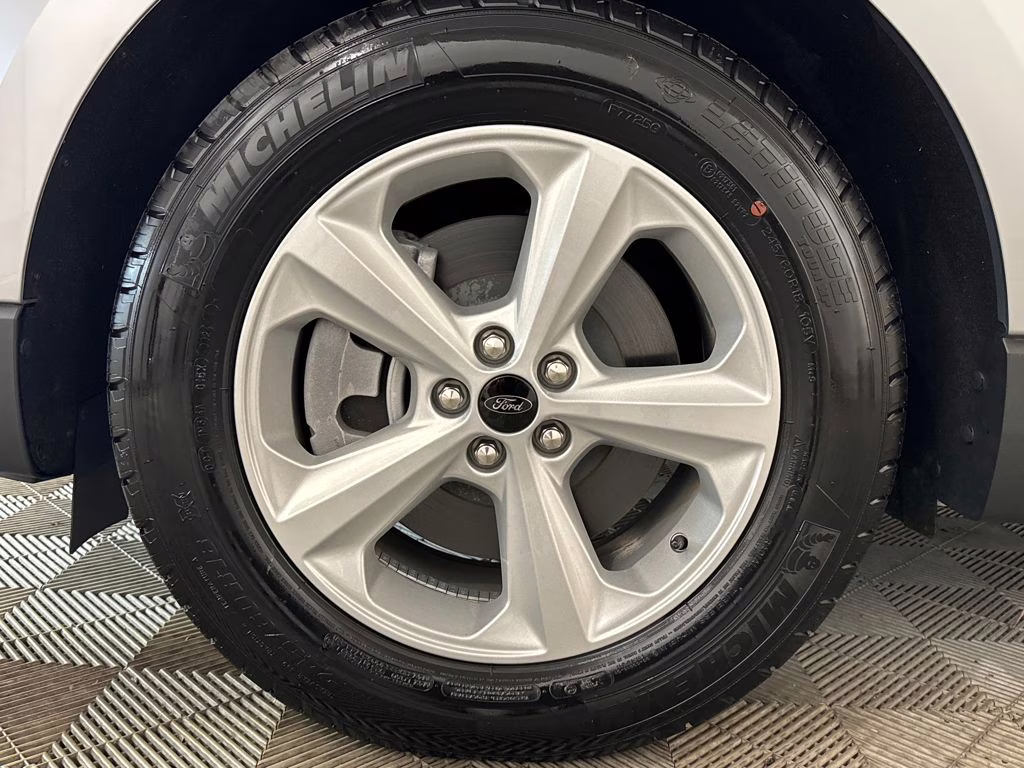 2024 Silver Metallic Ford Edge SE AWD SUV