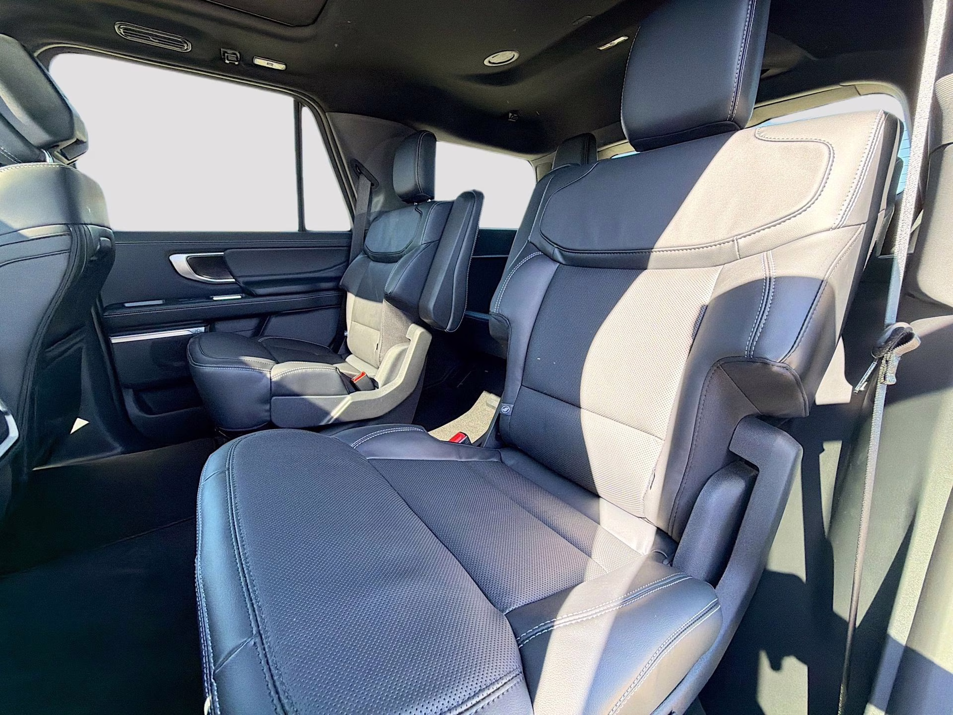 2026 Star White Metallic Tri-Coat Ford Expedition Platinum 4X4 SUV