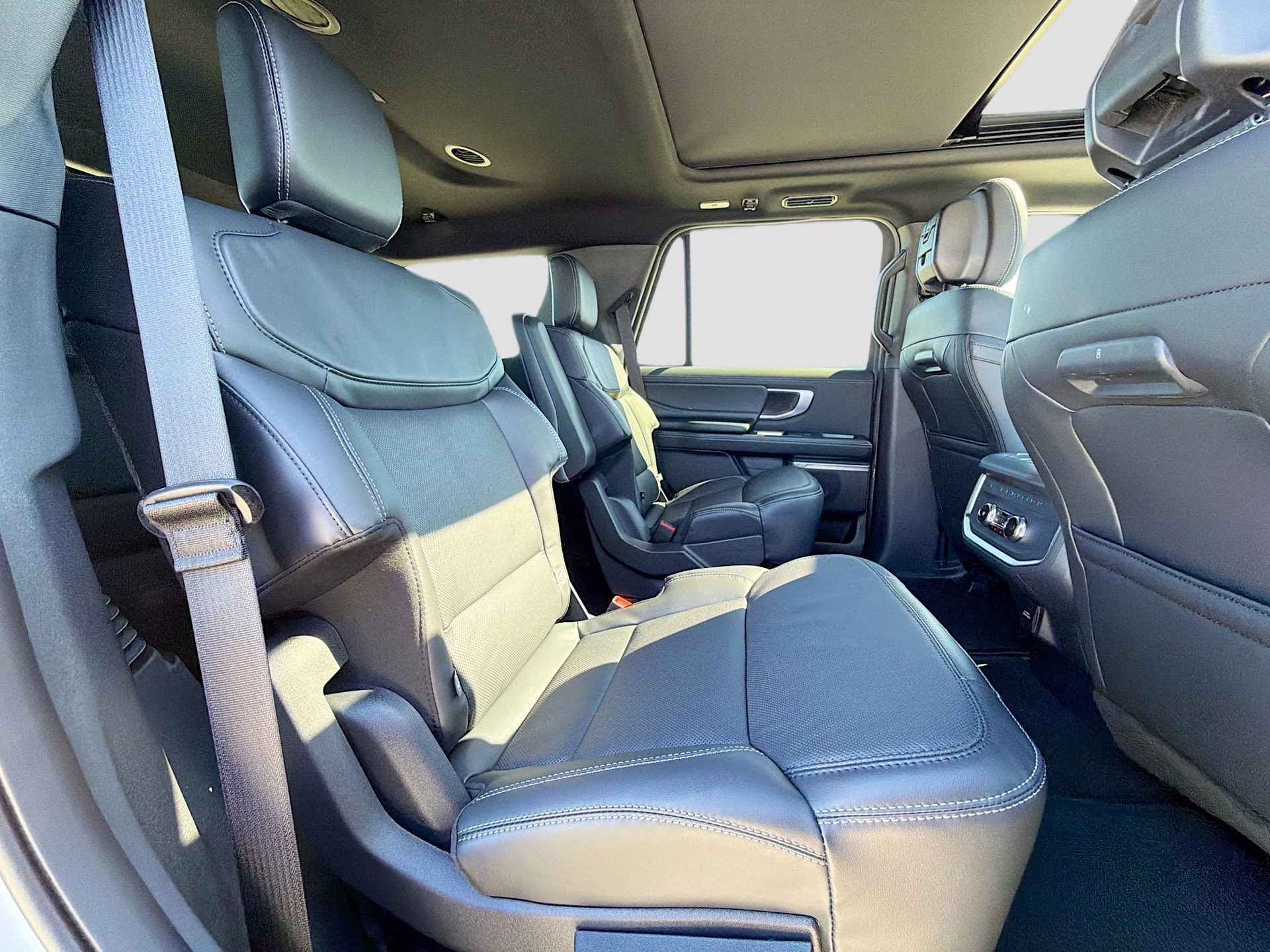 2026 Star White Metallic Tri-Coat Ford Expedition Platinum 4X4 SUV