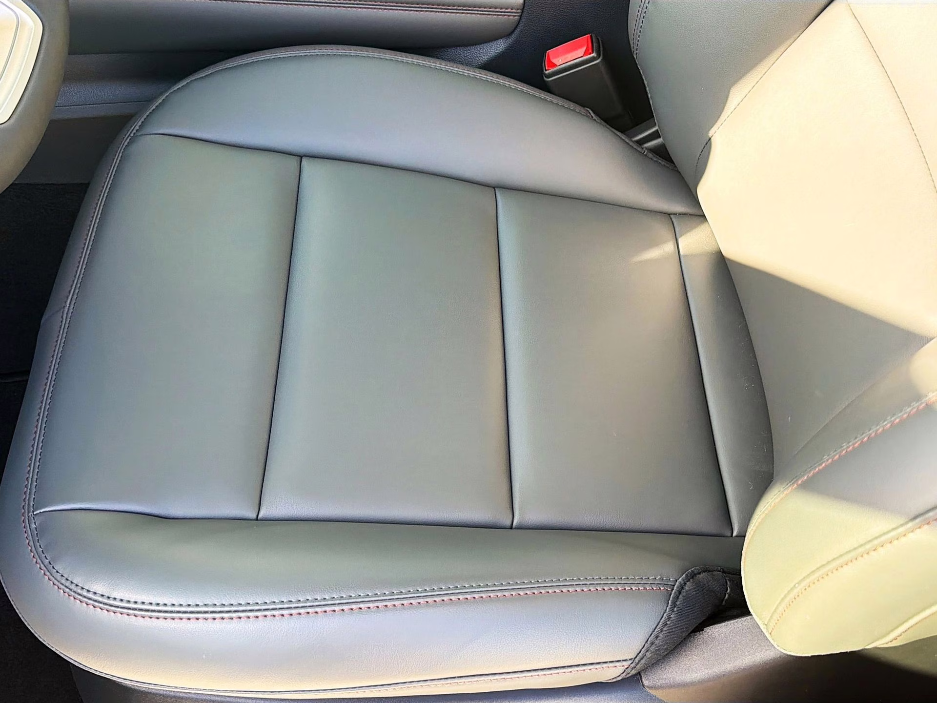 2026 Agate Black Metallic Ford Explorer Active RWD SUV