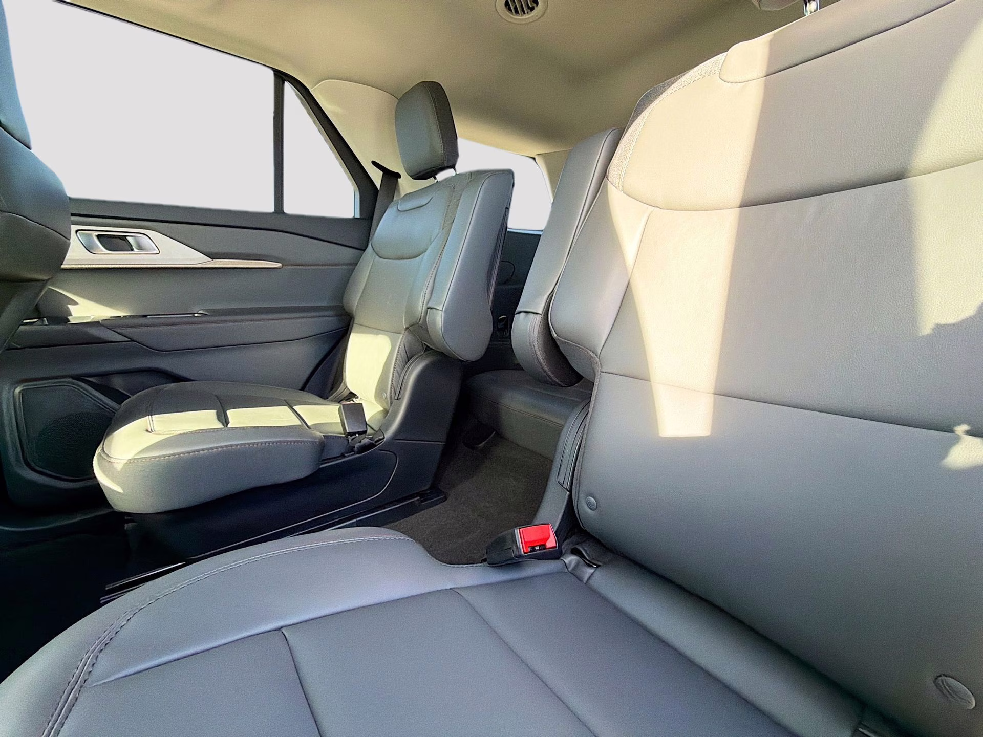 2026 Agate Black Metallic Ford Explorer Active RWD SUV