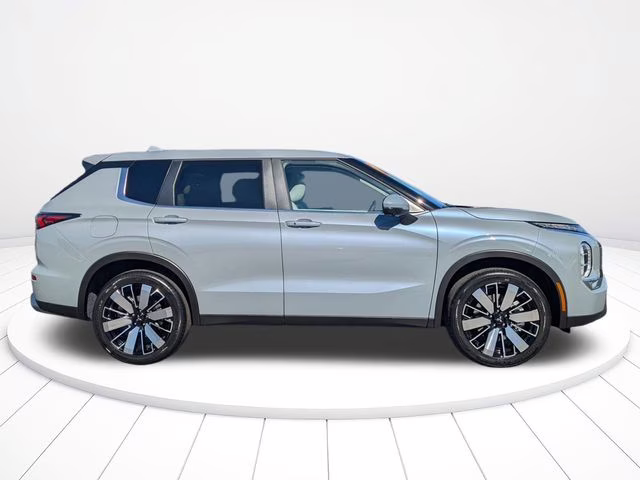 2026 Moonstone Gray Metallic Mitsubishi Outlander SE FWD SUV