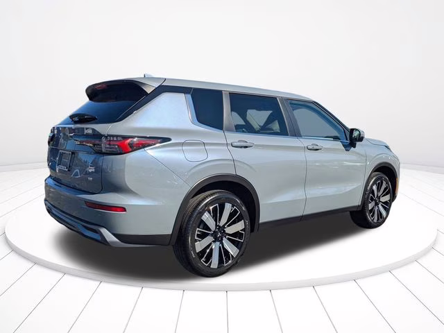 2026 Moonstone Gray Metallic Mitsubishi Outlander SE FWD SUV