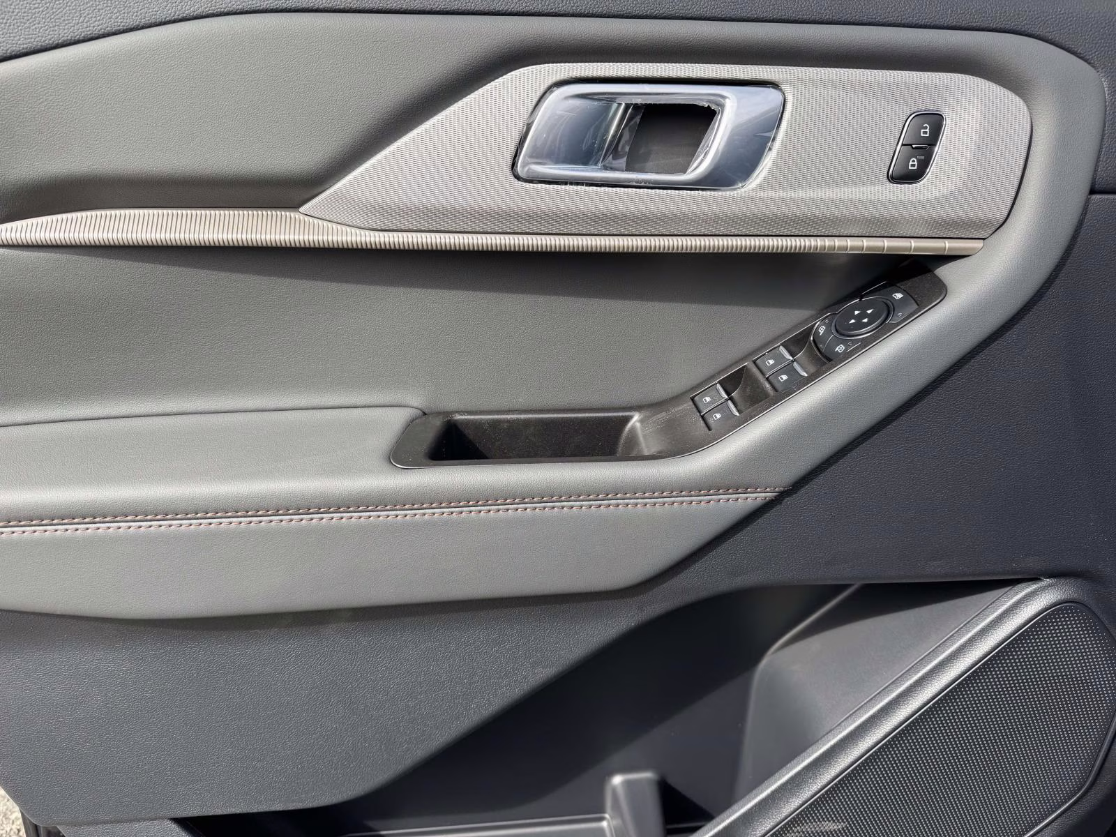 2026 Agate Black Metallic Ford Explorer Active w/200A Pkg 4WD 4X4 SUV