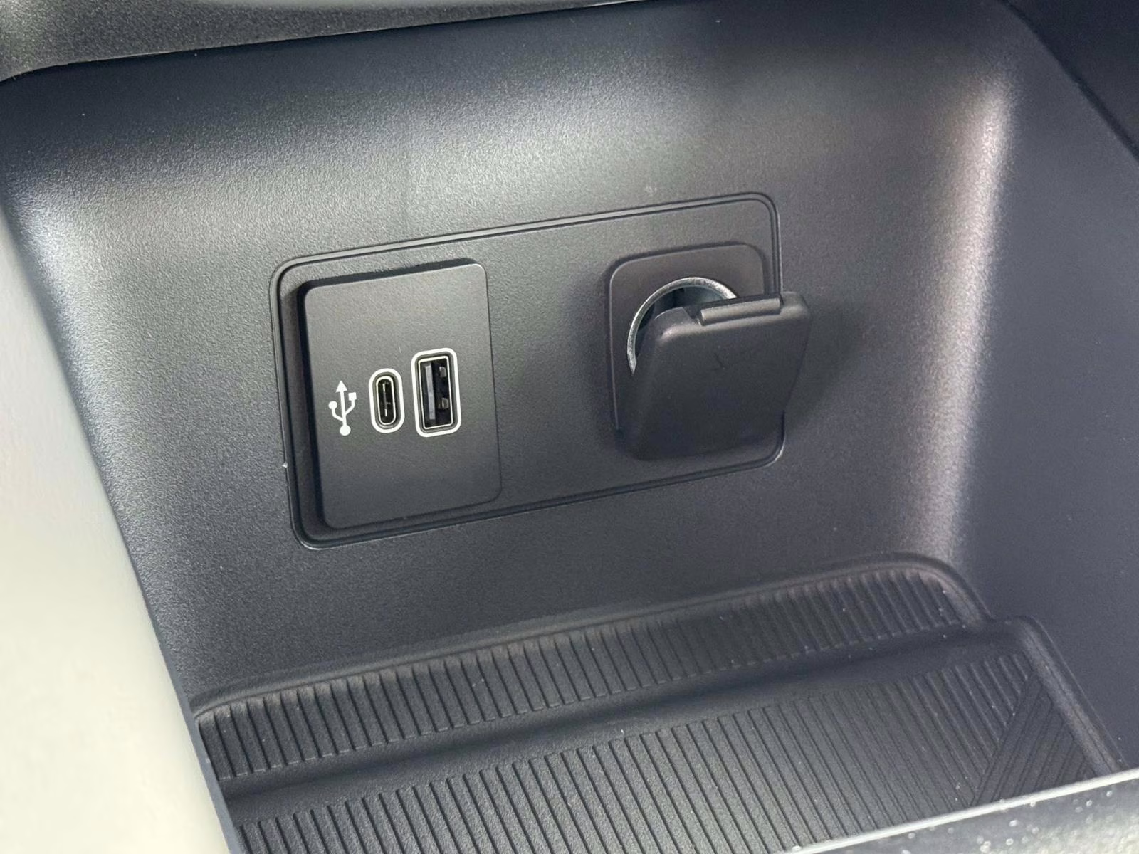 2026 Space White Metallic Ford Explorer Active w/100A Pkg 4WD 4X4 SUV