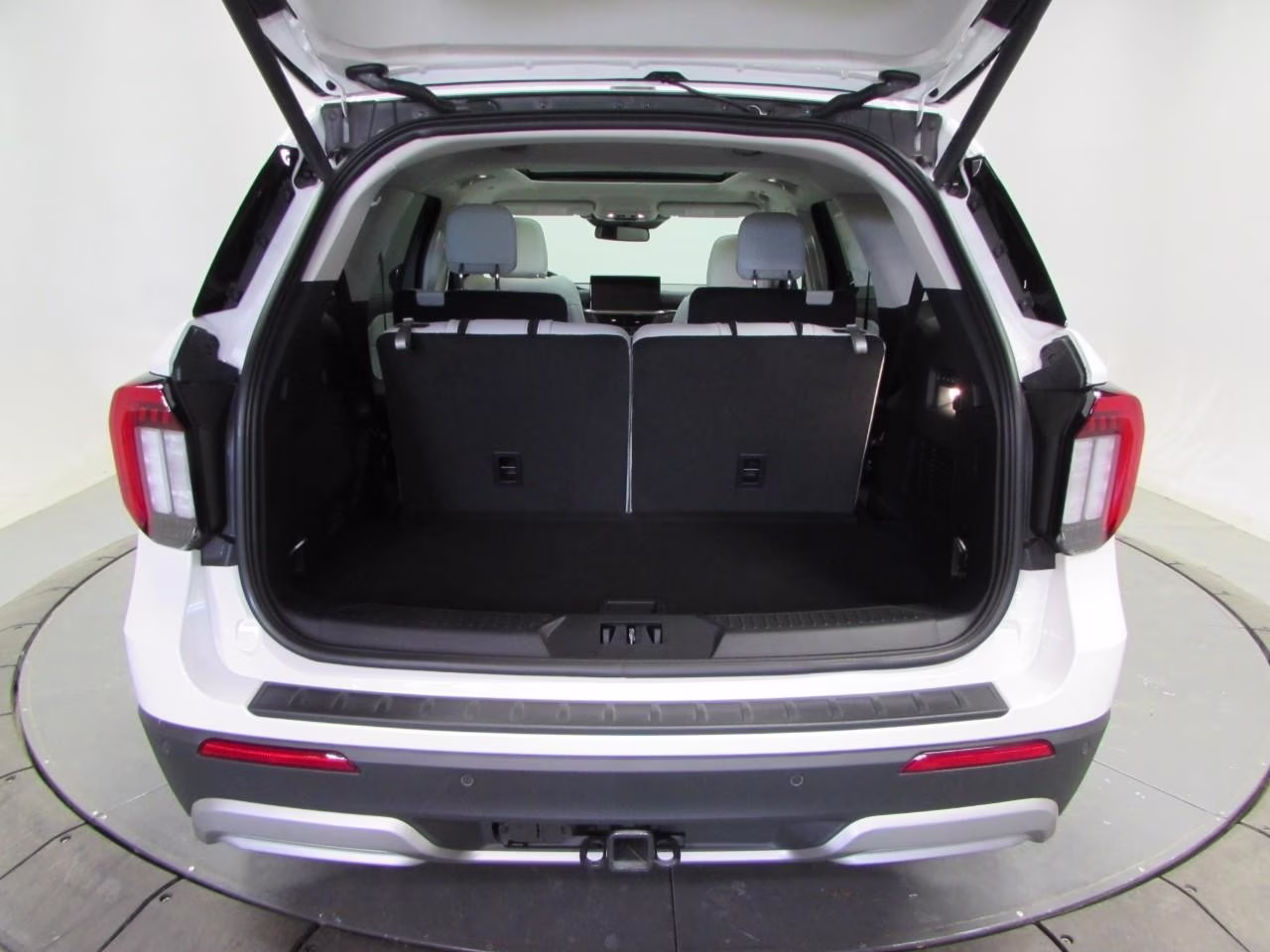2026 Space White Metallic Ford Explorer Platinum 4X4 SUV