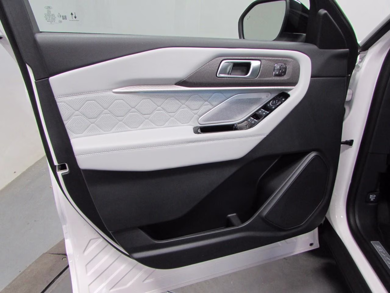 2026 Space White Metallic Ford Explorer Platinum 4X4 SUV