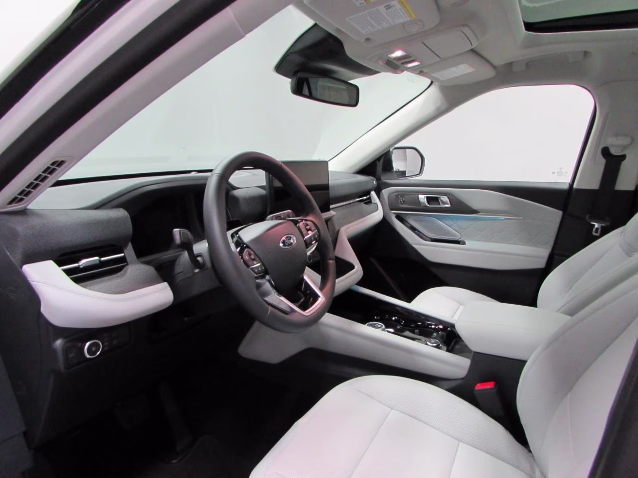2026 Space White Metallic Ford Explorer Platinum 4X4 SUV
