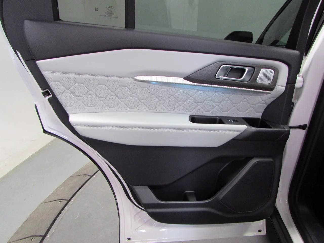 2026 Space White Metallic Ford Explorer Platinum 4X4 SUV