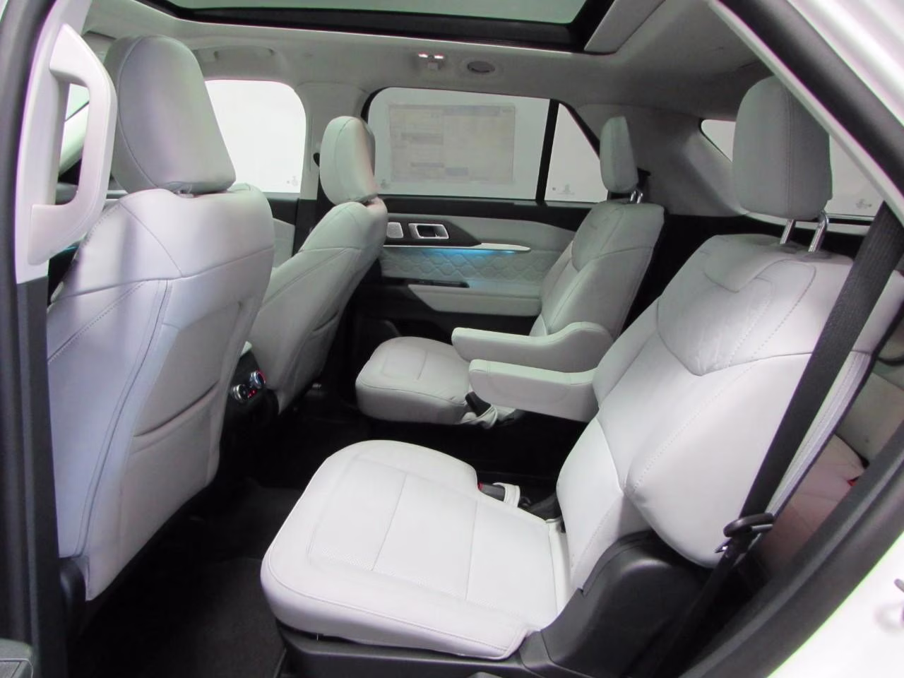 2026 Space White Metallic Ford Explorer Platinum 4X4 SUV