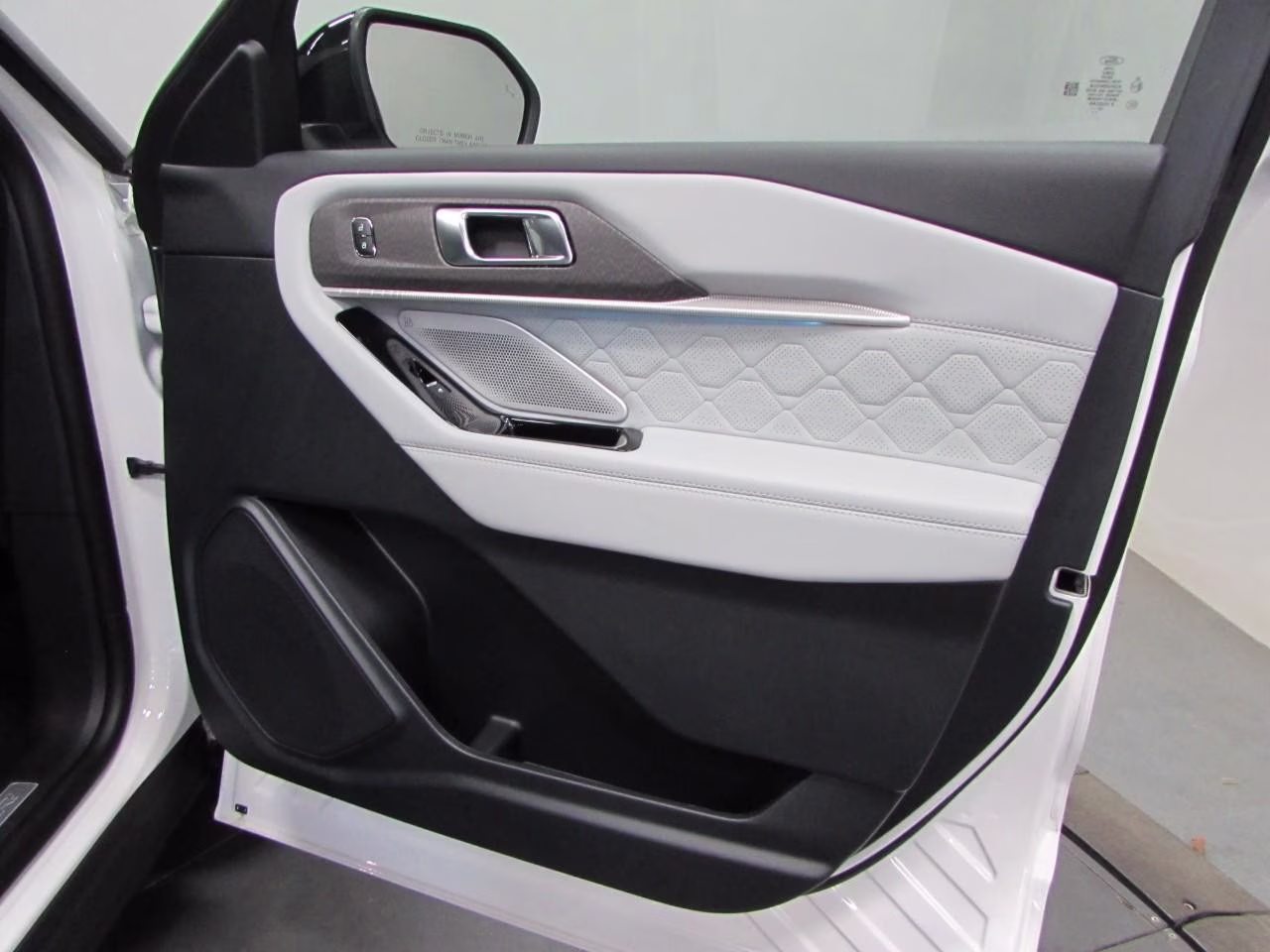 2026 Space White Metallic Ford Explorer Platinum 4X4 SUV