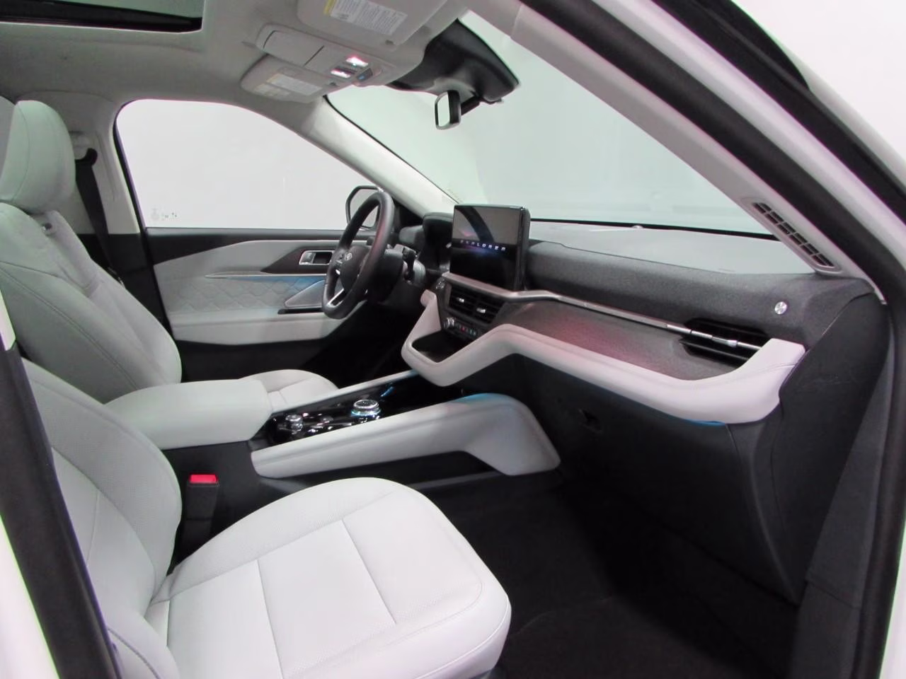 2026 Space White Metallic Ford Explorer Platinum 4X4 SUV