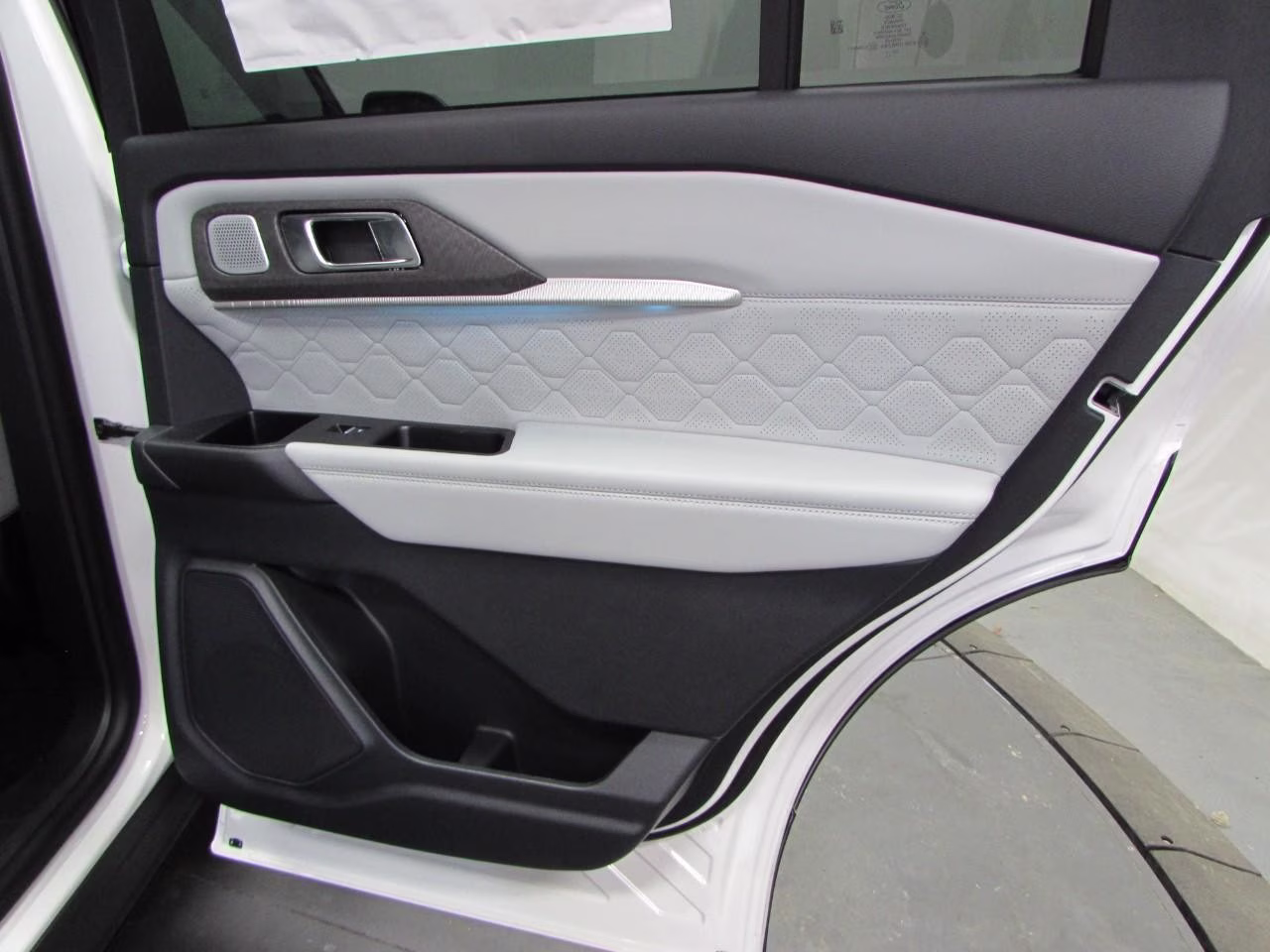 2026 Space White Metallic Ford Explorer Platinum 4X4 SUV