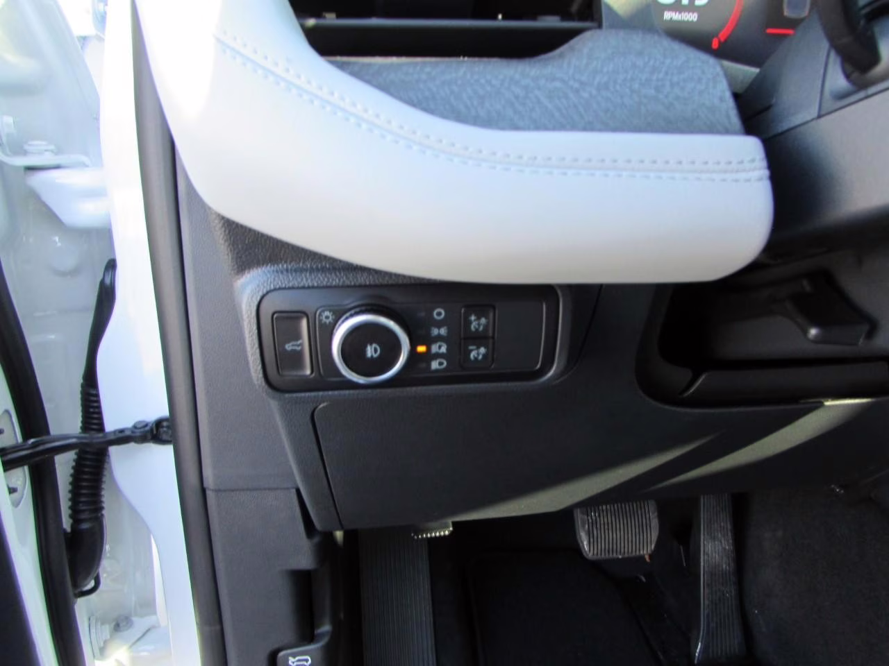 2026 Space White Metallic Ford Explorer Platinum 4X4 SUV