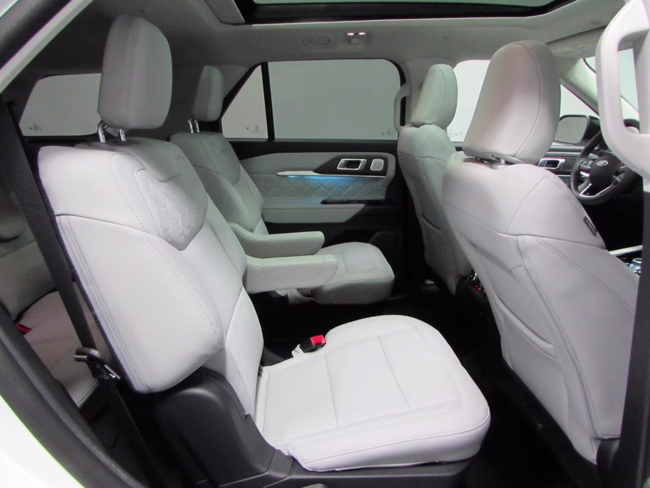 2026 Space White Metallic Ford Explorer Platinum 4X4 SUV