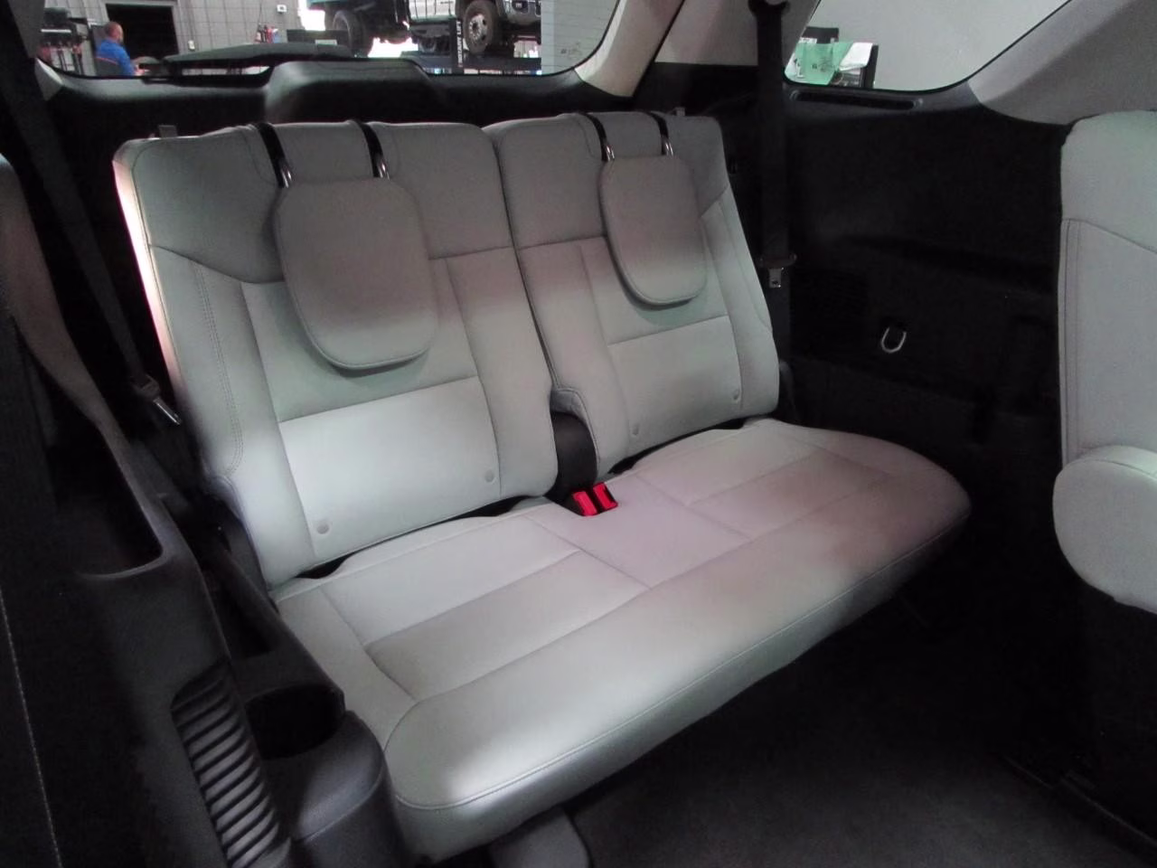 2026 Space White Metallic Ford Explorer Platinum 4X4 SUV