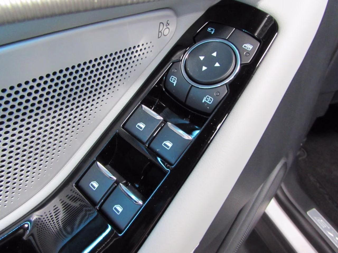 2026 Space White Metallic Ford Explorer Platinum 4X4 SUV