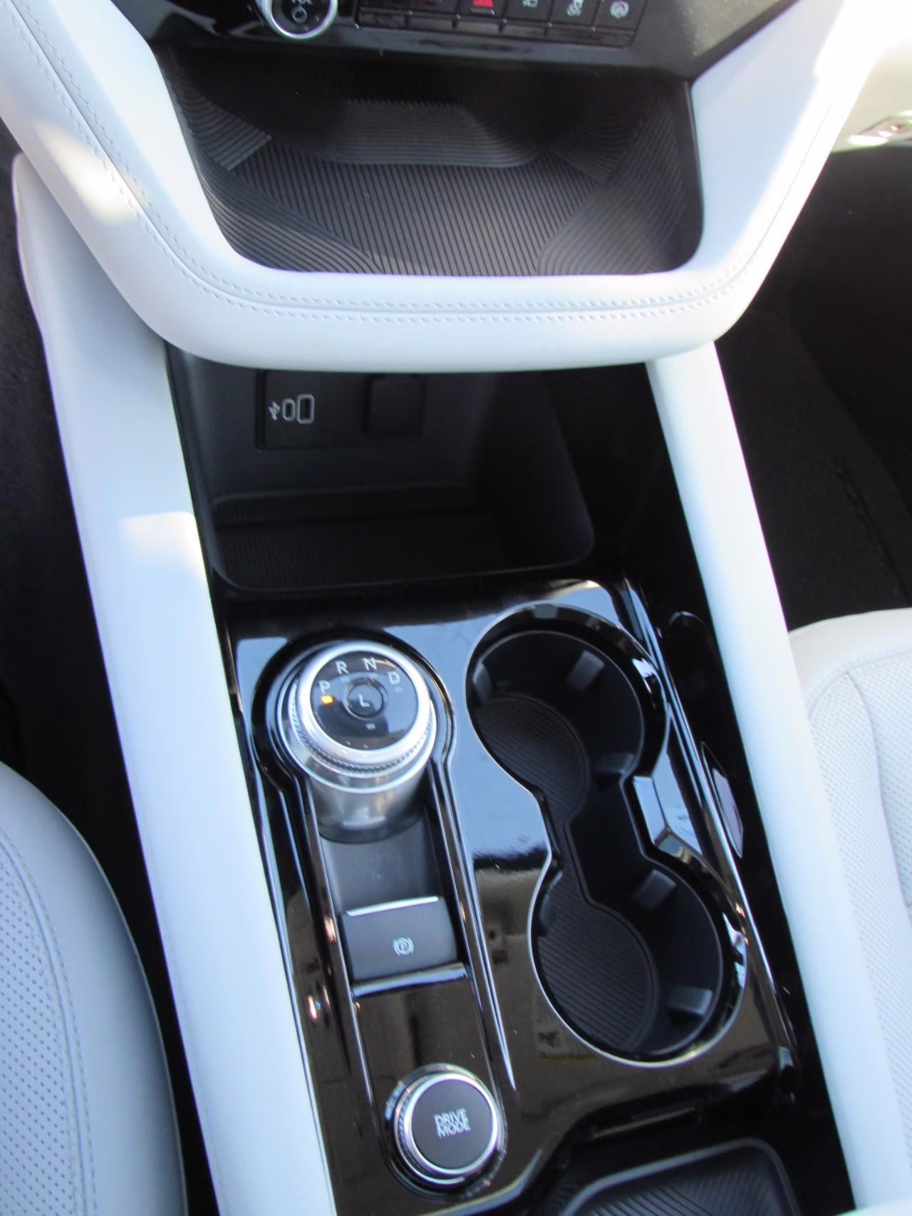 2026 Space White Metallic Ford Explorer Platinum 4X4 SUV