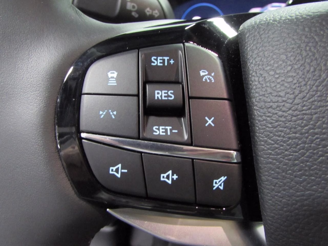 2026 Space White Metallic Ford Explorer Platinum 4X4 SUV