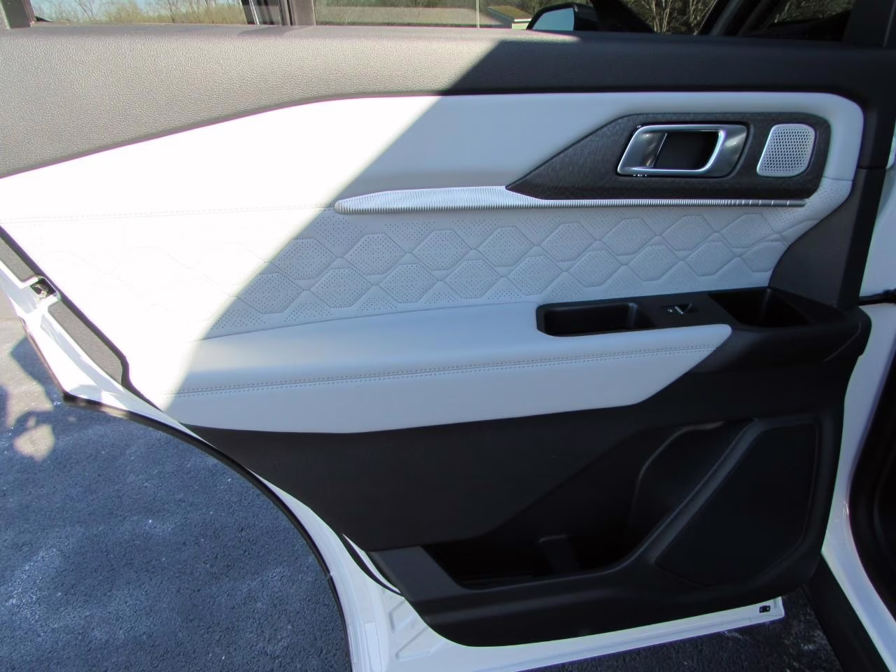 2026 Space White Metallic Ford Explorer Platinum 4X4 SUV