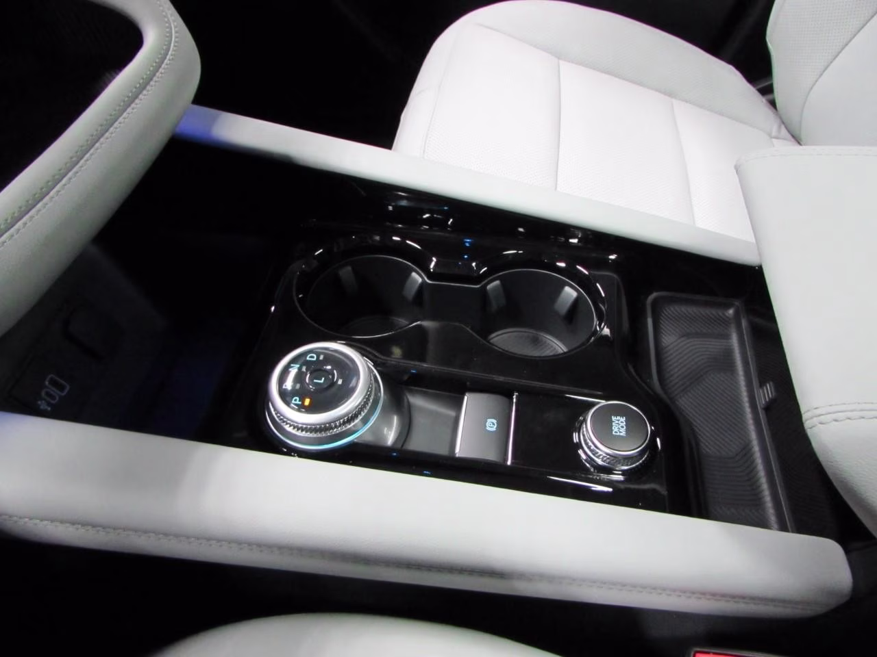 2026 Space White Metallic Ford Explorer Platinum 4X4 SUV