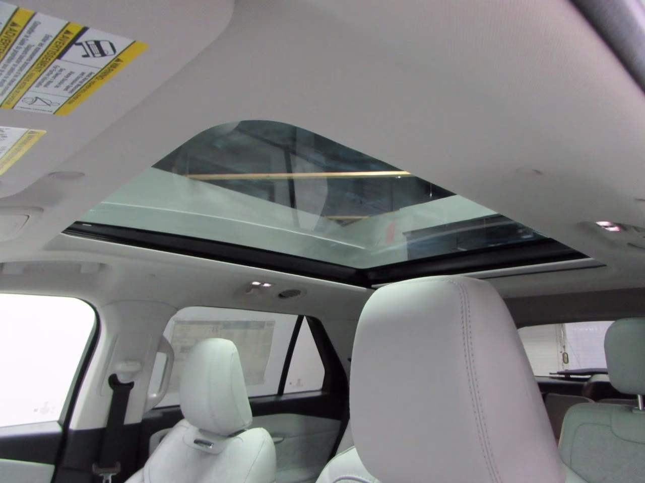 2026 Space White Metallic Ford Explorer Platinum 4X4 SUV
