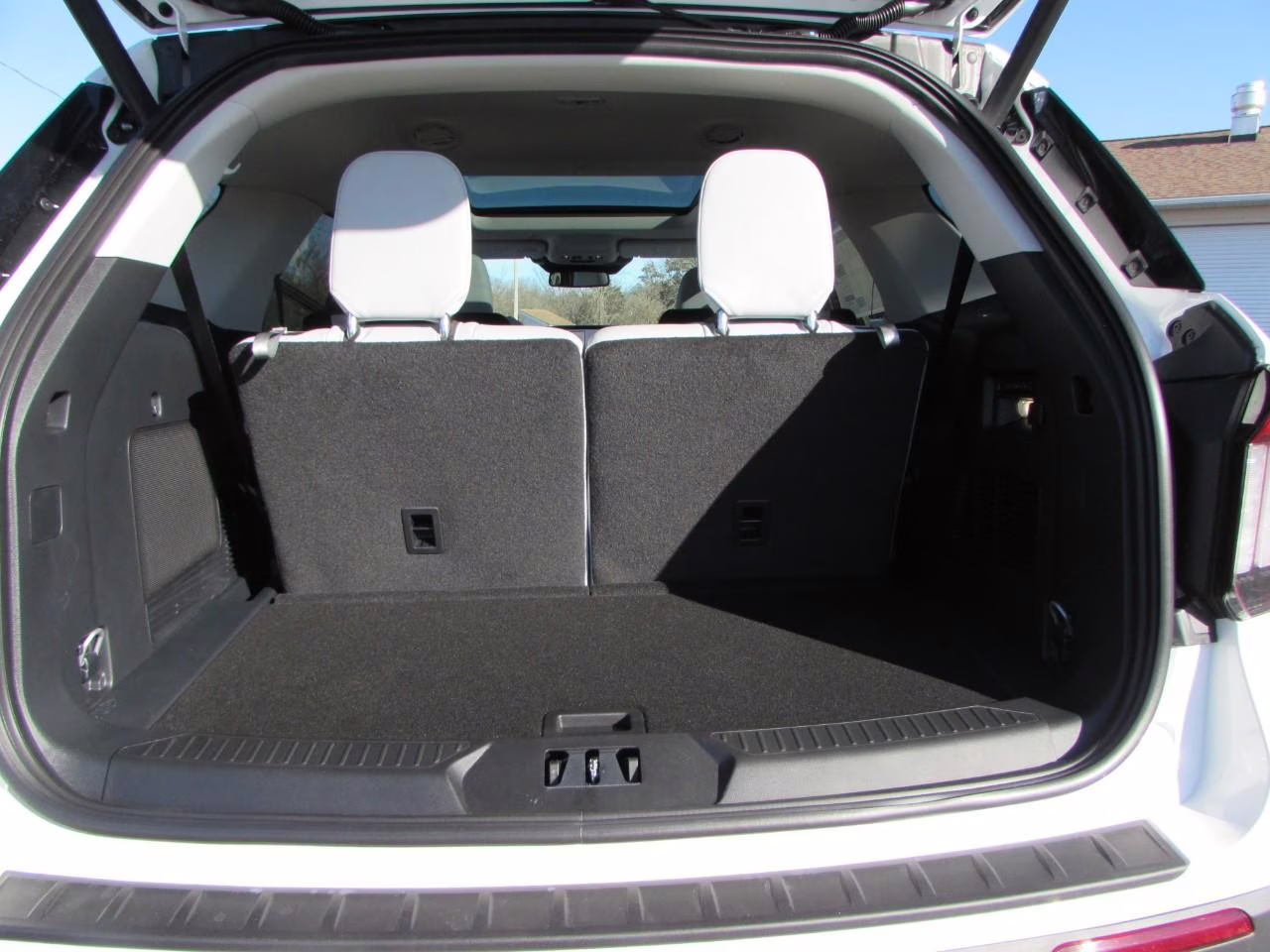 2026 Space White Metallic Ford Explorer Platinum 4X4 SUV