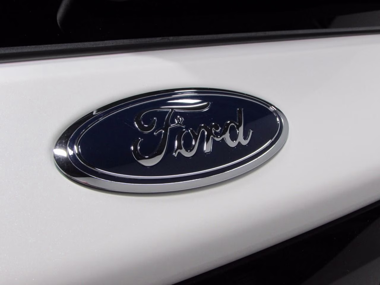 2026 Space White Metallic Ford Explorer Platinum 4X4 SUV